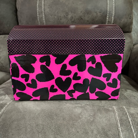 π₯π₯ RARE Betsey Johnson Hot Pink Polka Dots and Black Hearts Trunk - Picture 6 of 9